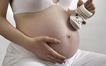 预产期快到了宝宝动的厉害正常吗 临近预产期胎动频繁的原因